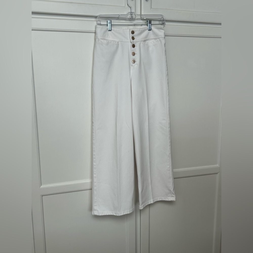 J. McLaughlin OAKS jeans White Wide Leg w/gold
buttons95% cot, 5% spandex.